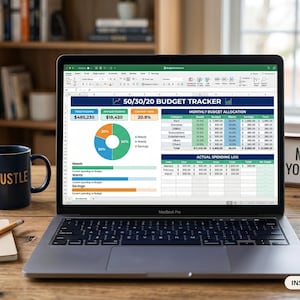 Puede incluir: Un portátil muestra una hoja de cálculo de seguimiento presupuestario 50/30/20. Una taza azul con "HUSTLE" está al lado. Un letrero dice "MANAGE YOUR MONEY". Una suculenta y un bloc de notas también están en el escritorio de madera. El texto "INSTANT DOWNLOAD | EASY TO USE" está en la parte inferior.