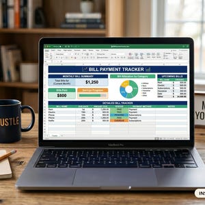 Puede incluir: Un portátil que muestra una hoja de cálculo "Bill Payment Tracker" está sobre un escritorio de madera. Una taza azul con "HUSTLE", una suculenta y un bloc de notas con "PLAN & INVEST" también están en el escritorio. Un letrero dice "MANAGE YOUR MONEY".