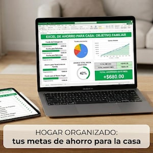Puede incluir: Un portátil y una tableta que muestran una hoja de cálculo financiera están sobre una mesa de madera. La pantalla del portátil muestra gráficos y datos, con el texto "EXCEL DE AHORRO PARA CASA: OBJETIVO FAMILIAR". Una taza de café y una planta suculenta también están sobre la mesa. El texto dice "HOGAR ORGANIZADO: tus metas de ahorro para la casa".