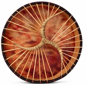 Pode incluir: Um tambor de moldura circular com uma pele de tambor em tons de castanho-avermelhado manchado. O tambor apresenta uma borda exterior castanho-escura e uma pega central feita de varetas de madeira clara envoltas em corda bege.