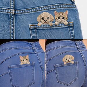 Peut inclure: Jean en denim bleu clair avec des &eacute;cussons brod&eacute;s sur les poches arri&egrave;re. Une poche montre un chiot beige et un chaton tigr&eacute; brun qui d&eacute;passent. Les autres poches pr&eacute;sentent des &eacute;cussons individuels du m&ecirc;me chaton ou du chiot.
