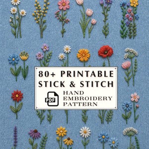 Op de afbeelding: Een verzameling kleurrijke, geborduurde bloemen op een lichtblauwe achtergrond. De afbeelding bevat verschillende bloemmotieven, zoals madeliefjes en klaprozen. De tekst op de afbeelding luidt "80+ PRINTABLE STICK & STITCH HAND EMBROIDERY PATTERN".
