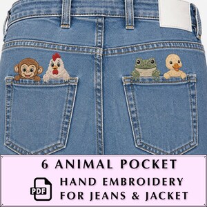 Peut inclure: Jean en denim bleu clair avec des broderies d'animaux sur les poches arri&egrave;re. La poche gauche montre un singe brun et un poulet blanc, tandis que la poche droite pr&eacute;sente une grenouille verte et un caneton jaune. Texte : 6 ANIMAL POCKET HAND EMBROIDERY FOR JEANS & JACKET.