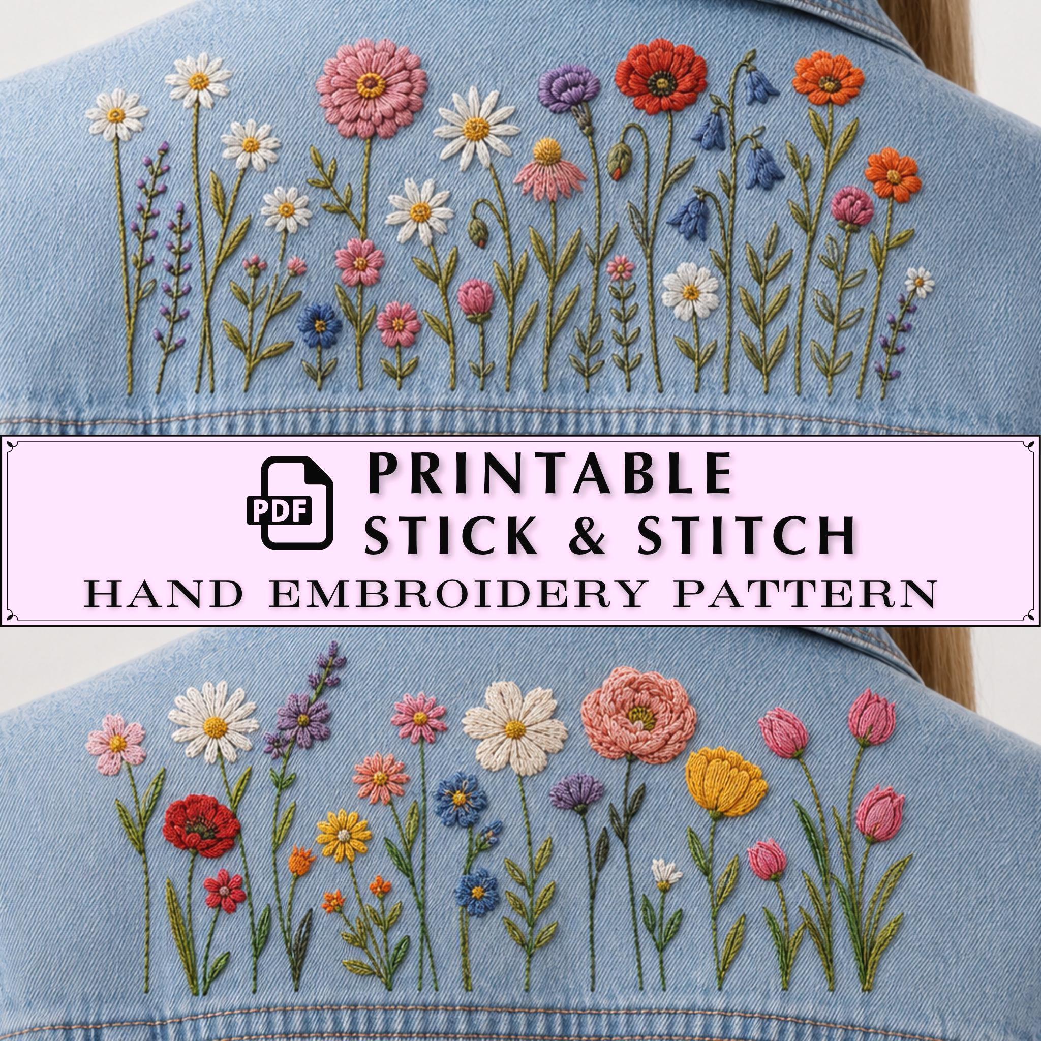 Op de afbeelding: De achterkant van een lichtblauw spijkerjack met handgeborduurde wilde bloemen zoals madeliefjes, klaprozen en tulpen. De afbeelding bevat de tekst: PRINTABLE PDF STICK & STITCH HAND EMBROIDERY PATTERN.