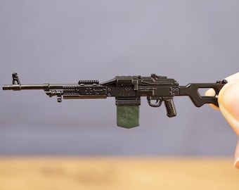 Llavero de rifle PKM, llavero para gamers, accesorio de ametralladora ligera de metal, regalo para fans de los juegos de disparos tácticos FPS, llavero militar Milsim con forma de mini pistola.