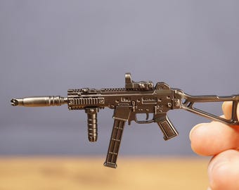 UMP45 Taktische SMG Schlüsselanhänger Metall Maschinenpistole Schlüsselbund Militär Spiel Lade Charme EDC Rucksack Zubehör Geschenk für Gamer Zimmer Schreibtisch Dekor