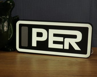 PER Racing Schreibtischschild LED-Licht Fahrercode-Lampe für Sim-Set-Up Premium Paddock Glow USB Powered Custom Motorsport Display Open Wheel Fan Geschenk