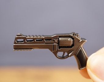 Gamer Geschenk Mini Revolver Keychain Taktische FPS Videospiel Schlüsselanhänger Fan Sammeln Spielzeug Pistole Accessoire Miniatur Pistole Rucksack Charm Silber
