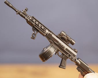 AK12 Gewehr Schlüsselanhänger Taktischer Gamer Schlüsselanhänger Metall Pistole Schlüsselanhänger Militär Taschenanhänger Drum Mag Waffe Mini Modell FPS Spiel Fan Geschenk Männer