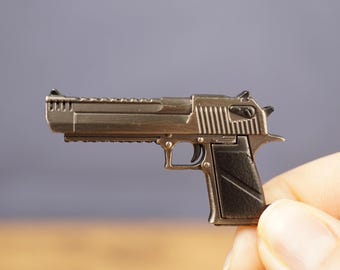 Llavero Desert Eagle de Escape From Tarkov, pistola de metal zinc color gris plomo, réplica de juego, regalo para jugadores, armas tácticas en miniatura de juguete.