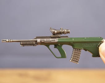 AUG Gewehr Schlüsselanhänger Bullpup Gun Schlüsselanhänger Gamer Geschenk FPS Taktischer Schütze Waffe Sammlerstück Militär Rucksack Zubehör Schreibtisch Dekor