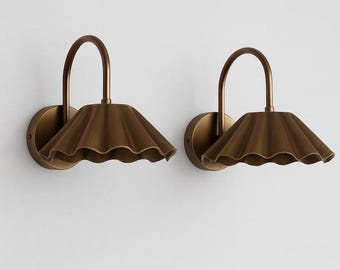 Aplique de pared con pantalla de latón con volantes – Lámpara de mesita de noche de estilo moderno de mediados de siglo (par)