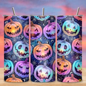 Puede incluir: Tres vasos cilíndricos con tapas y pajitas que presentan un patrón repetitivo de calabazas brillantes e iridiscentes en tonos naranja, morado y azul sobre un fondo azul marino oscuro con telarañas blancas y lunas crecientes.