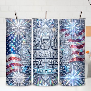 Könnte beinhalten: Ein zylindrischer Becher mit einem patriotischen Design, das eine stilisierte amerikanische Flagge, funkelnde diamantartige Sternexplosionen und ein zentrales Emblem mit dem Text 250 YEARS 1776-2026 UNITED STATES OF AMERICA in Blau und Silber zeigt.