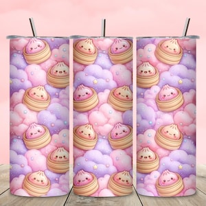 Puede incluir: Tres vasos cilíndricos con pajitas de metal que presentan un patrón repetitivo de bollos bao sonrientes en cestas de vapor de bambú sobre un fondo de nubes pastel rosas y moradas con pequeñas estrellas amarillas dispersas.