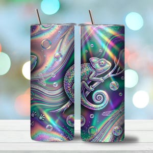 Può includere: Due bicchieri cilindrici con cannucce in metallo caratterizzati da uno sfondo olografico iridescente vibrante. Il design mostra un camaleonte dettagliato appollaiato su un ramo, circondato da bolle traslucide fluttuanti e motivi luminosi vorticosi.