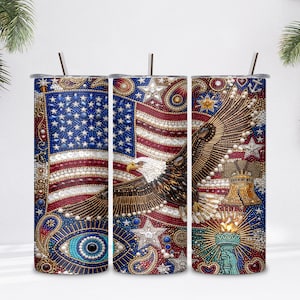Könnte beinhalten: Drei Edelstahlbecher mit patriotischem Design. Jeder Becher zeigt eine detaillierte Illustration der amerikanischen Flagge, eines Weißkopfseeadlers und der Freiheitsstatue, alle im Perlenstil. Die Farben sind Rot, Weiß, Blau und Gold.