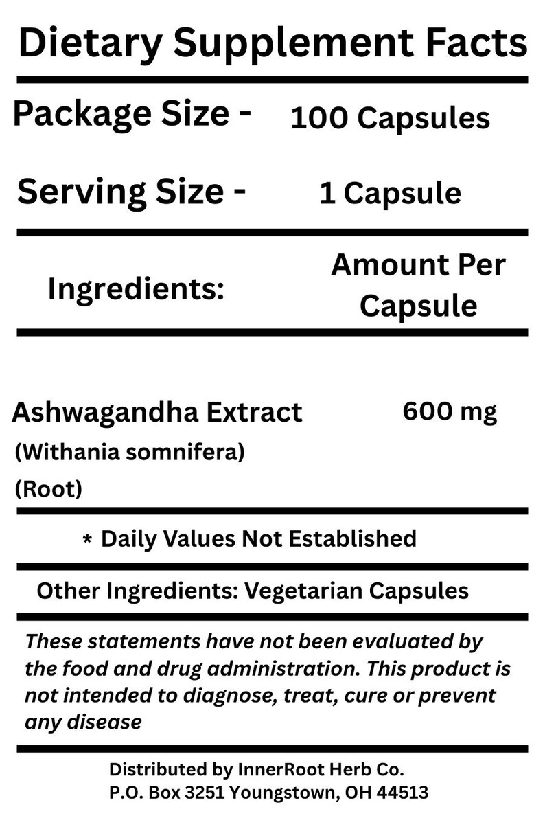Pu&ograve; includere: Etichetta nutrizionale di un integratore alimentare, che indica la porzione di 1 capsula, con 600 mg di estratto di Ashwagandha. L'etichetta elenca anche altri ingredienti e un disclaimer.