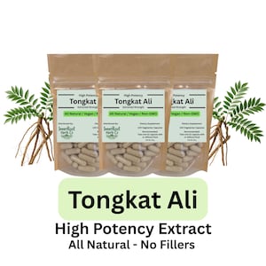 Può includere: Sono mostrate tre bustine di capsule di Tongkat Ali, un estratto ad alta potenza. Ogni bustina ha un'etichetta con la scritta "All Natural / Vegan / Non-GMO". L'immagine include anche il testo "Tongkat Ali" e "High Potency Extract All Natural - No Fillers".