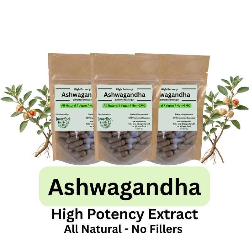 Pu&ograve; includere: Tre bustine di carta marrone contenenti capsule di Ashwagandha. Ogni bustina ha un'etichetta bianca con la scritta "Ashwagandha High Potency Extract All Natural - No Fillers". L'immagine include anche rametti di piante.