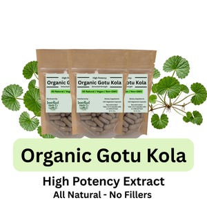 Op de afbeelding: Drie zakjes Organic Gotu Kola capsules. Elk zakje heeft een wit etiket met tekst en bevat bruine capsules. De afbeelding bevat ook groene Gotu Kola bladeren en de tekst "High Potency Extract, All Natural - No Fillers".