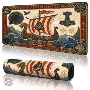Puede incluir: Alfombrilla de ratón rectangular, enrollada y desenrollada, con un diseño de barco vikingo. El diseño presenta un drakkar con una vela a rayas rojas y blancas, un martillo y varios símbolos nórdicos. La paleta de colores incluye tonos marrones, azules y beige.