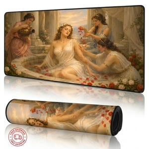 Könnte beinhalten: Rechteckiges Mauspad mit einem klassischen Gemälde von Frauen in einem Bad mit Rosenblättern. Das Kunstwerk zeigt Figuren in fließenden weißen und rosa Gewändern, mit einer weichen, warmen Farbpalette. Das aufgerollte Pad zeigt dasselbe Bild.