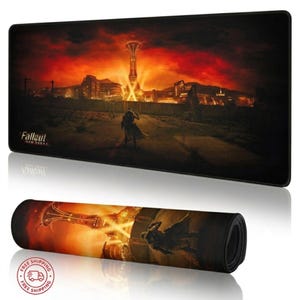 Könnte beinhalten: Schwarzes rechteckiges Gaming-Mauspad mit Fallout: New Vegas-Design. Das Bild zeigt eine postapokalyptische Szene mit einer Figur, die auf eine Stadtkulisse unter einem feurigen Himmel zugeht. Das aufgerollte Pad zeigt das gleiche Design.