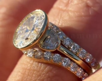 Conjunto de tres anillos de oro macizo de 14 quilates con diamantes ovalados cultivados en laboratorio, anillo de compromiso con tres piedras engastadas en bisel y alianza de boda apilable con doble pavé.