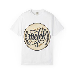 Camiseta Melek Script Circle | Camiseta com estampa de asas de anjo nas costas