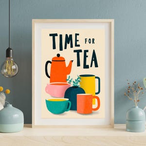 Könnte beinhalten: Ein gerahmter Kunstdruck mit dem Text TIME FOR TEA in dunkelblauen Buchstaben. Die Illustration zeigt eine leuchtend orangefarbene Teekanne, eine rosa Schale, ein dunkelblaues rundes Gefäß mit grünen Blättern, einen gelben Becher und einen orangefarbenen Becher auf cremefarbenem Grund.