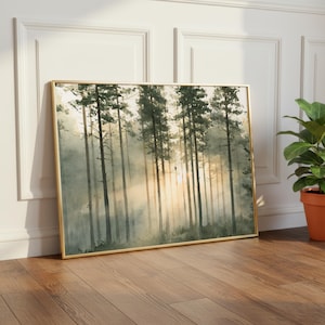 Akvarelltryck med solbelyst tallskog, dimmig skogsmark, väggkonst med grön skog, naturlandskap, soluppgång genom träd, lugn inredning