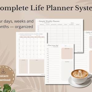 Pode incluir: Um sistema completo de planeamento de vida com páginas imprimíveis para organização diária, semanal e mensal. Inclui um planeador semanal simples, um planeador de foco diário e um calendário. A imagem também apresenta uma chávena de café.