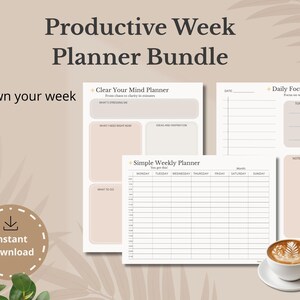 Pode incluir: Um pacote de planejadores Productive Week, em tons bege e branco. O pacote inclui um Clear Your Mind Planner, um Daily Focus Planner e um Simple Weekly Planner. Uma xícara de café está em um pires no canto inferior direito. O texto "Own your week" é visível.