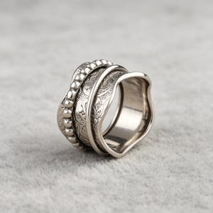 Carved, decompression-relieving, rotatable, wide-faced vintage bohemian style ring