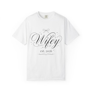 T-shirt « Wifey est. 2026 » | T-shirt « Bride Wife » (Épouse de mariée)