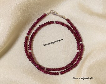 Collar de granate rojo de plata de ley 925 con baño de oro de 14 quilates. Joyería minimalista hecha a mano. Regalo elegante para mujer.