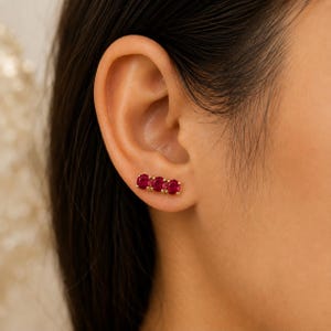 Orecchini a lobo con rubino rosso naturale, taglio rotondo, in argento sterling 925 placcato oro 18 carati, gioielli minimalisti con rubino, pietra portafortuna.