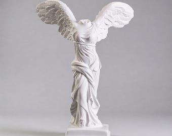 Estatua de la Victoria Alada – Escultura de la diosa Niké, réplica de arte griego con efecto mármol blanco