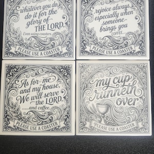Könnte beinhalten: Set aus vier quadratischen Untersetzern mit inspirierenden Zitaten in einem dekorativen Design. Jeder Untersetzer zeigt ein anderes Zitat in schwarzer Schrift auf weißem Hintergrund, mit den Worten "Please Use a Coaster" unten.