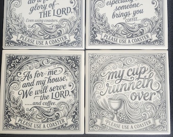 Keramikfliese mit eingravierten Zitaten aus der Schrift.