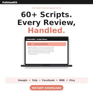 Può includere: Grafica bianca con il testo "60+ Scripts. Every Review, Handled." Un laptop mostra un esempio di script. Include icone di social media e un pulsante "DOWNLOAD IMMEDIATO". Il prodotto è un kit di risposta alle recensioni.