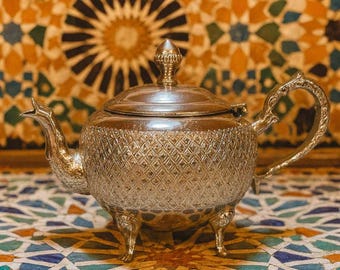 Tetera marroquí hecha a mano – Decoración Fez Berrad, tetera bohemia vintage, vajilla oriental tallada a mano, detalle decorativo para la cocina marroquí.