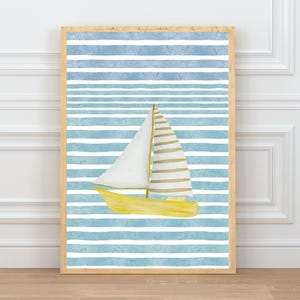 Può includere: Stampa artistica ad acquerello di una barca a vela. L'immagine presenta una barca a vela gialla con una vela bianca e strisce dorate, su uno sfondo di strisce orizzontali blu e bianche. L'opera è incorniciata in una cornice di legno chiaro.