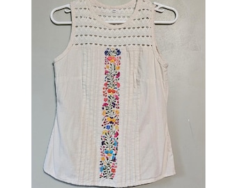 Top sin mangas de encaje de ganchillo bordado con flores estilo boho, color crema, con pliegues y talla pequeña.