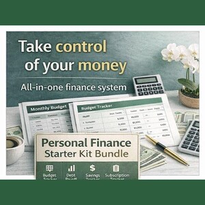 Op de afbeelding: Afbeelding die een persoonlijke financiële starterkitbundel promoot. Bevat een rekenmachine, budgettracker en de tekst "Take control of your money". Een pen, geld en een kopje koffie zijn ook zichtbaar.