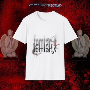 Könnte beinhalten: Ein weißes Kurzarm-T-Shirt mit einem Grafikdruck auf der Brust. Das Design enthält den Text "femtanyl" in einer verzerrten Schriftart, eine stilisierte Zeichentrickfigur, die ein Werkzeug hält, und kleine rote Fadenkreuz-Akzente.