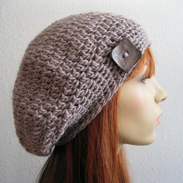 LIQUIDACIÓN - 40% de descuento - ganchillo Slouchy Beanie Hat Taupe con botón de madera - preparado a nave