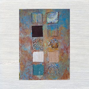 Op de afbeelding: Een rechthoekig mixed-media kunstwerk met een getextureerde, gevlekte achtergrond in roest-, koper- en blauwgroene tinten. Tien afzonderlijke vierkante panelen zijn gerangschikt in twee verticale kolommen, met gevarieerde patronen en texturen.