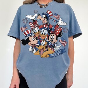 Mickey and Friends 4th July 2026 Shirt, Disney Independence Day Tee, Disneyland Family, Walt Disney World T-shirt bild 3